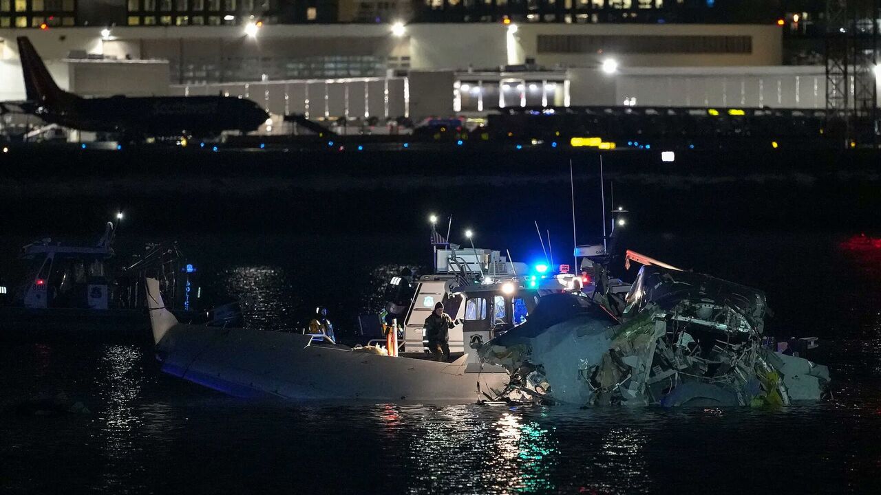 W USA samolot przewożący kilkadziesiąt osób zderzył się z helikopterem i wpadł do wody, wiele osób zginęło: wśród pasażerów byli łyżwiarze figurowi z Federacji Rosyjskiej. Zdjęcia i wideo