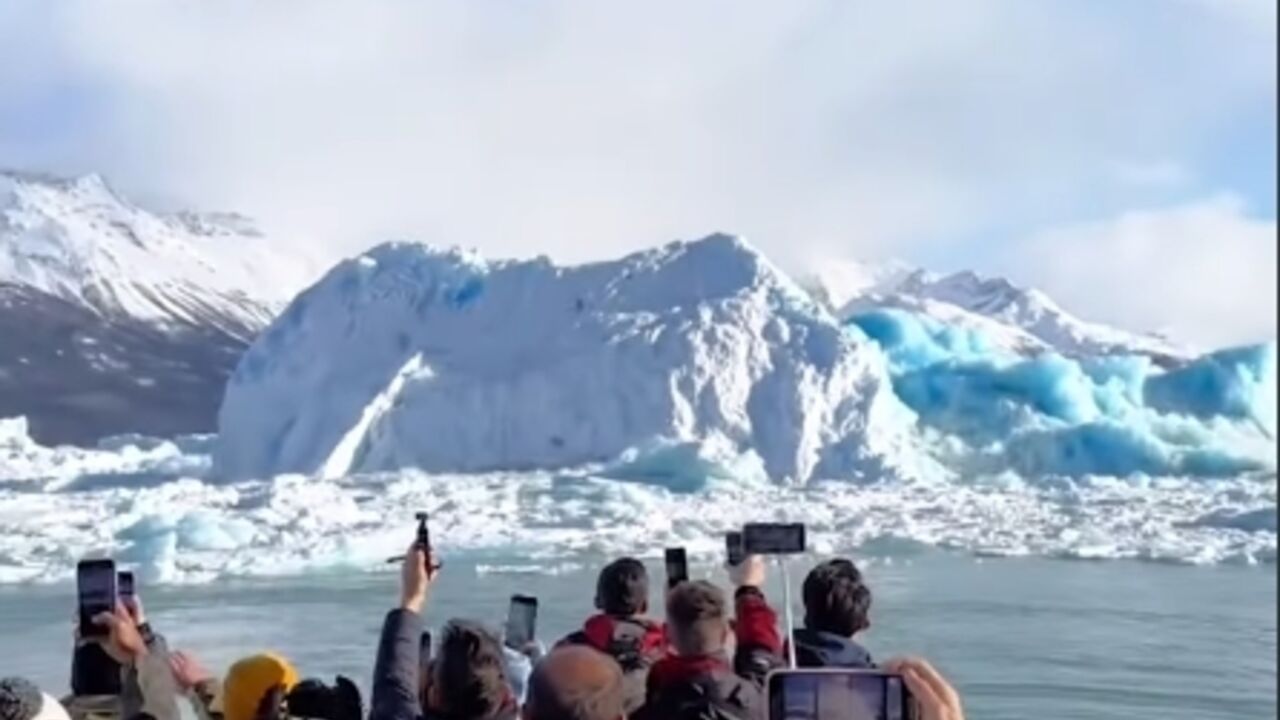 Niesamowity widok: góra lodowa wywróciła się w Argentynie na oczach turystów. Wideo