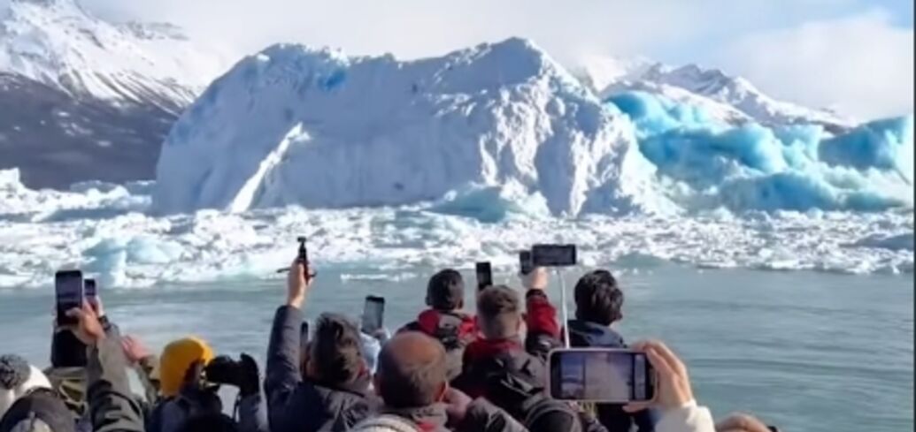 An amazing sight: an iceberg capsized in Argentina in front of tourists. Video