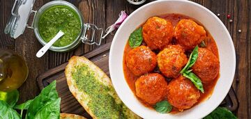 Tender meatballs in sauce: what meat is better to choose