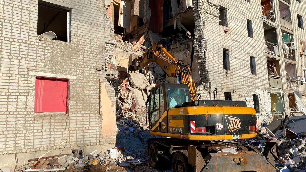 Entranceway destroyed: photos of the aftermath of an air bomb strike on a high-rise building in Sumy region