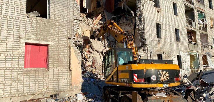 Entranceway destroyed: photos of the aftermath of an air bomb strike on a high-rise building in Sumy region