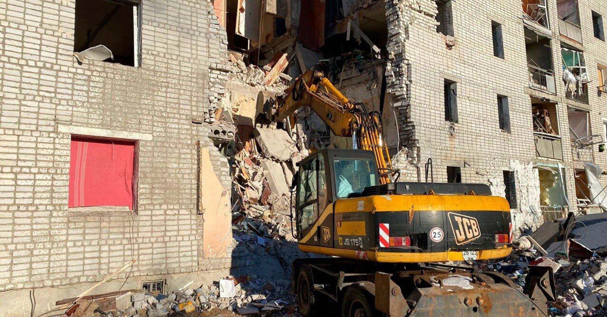 Entranceway destroyed: photos of the aftermath of an air bomb strike on a high-rise building in Sumy region