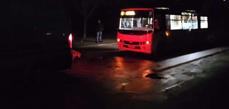 Russians attacked a minibus in Kherson with a drone: one dead and many wounded. Video