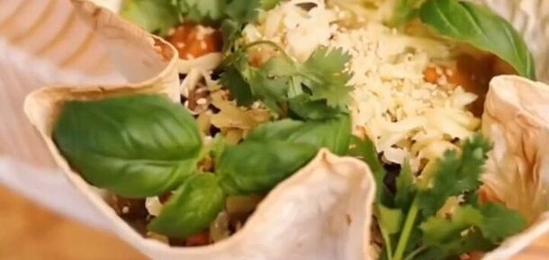 Легкий салатик в лаваше без тарелки: рецепт посленовогоднего блюда от Эктора