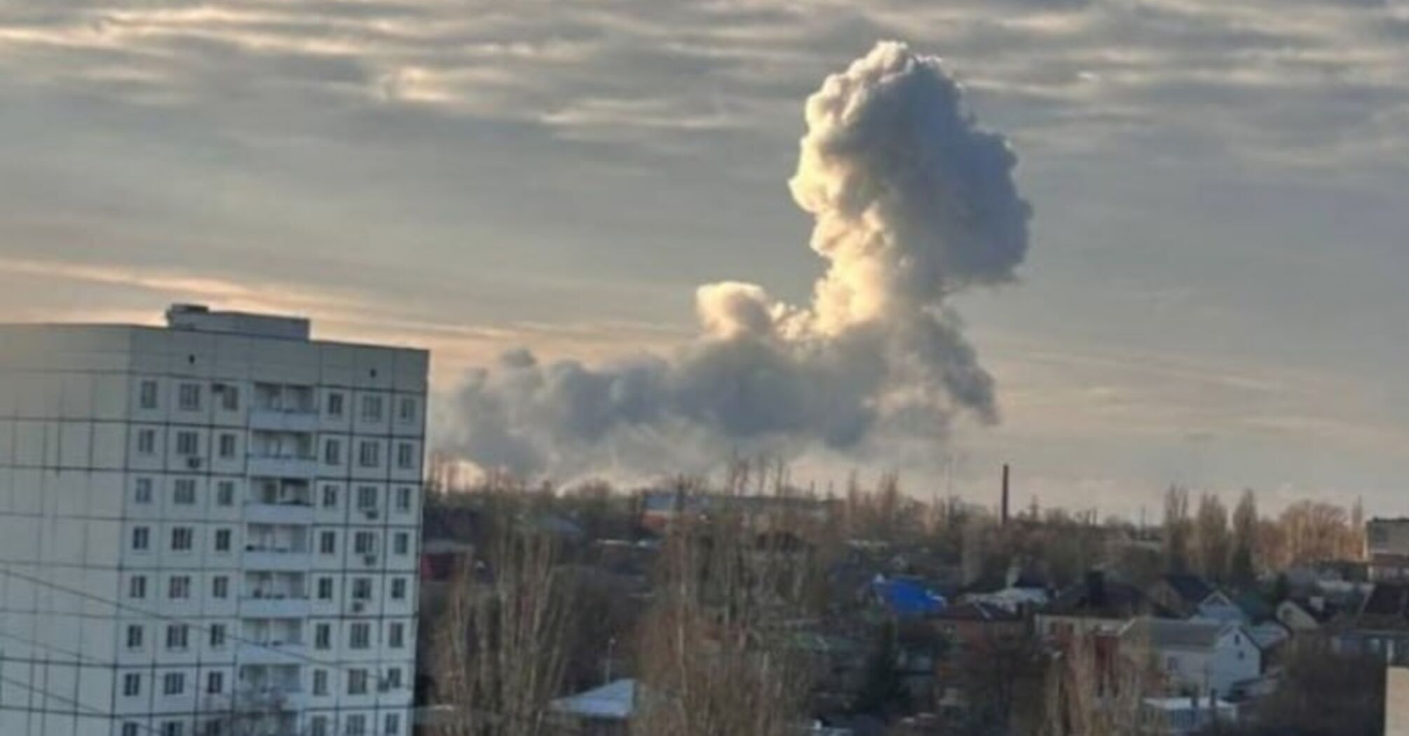 In the Rostov region of the Russian Federation, smoke has risen near the warehouses of a chemical plant that produces fuel for rocket engines. Photo