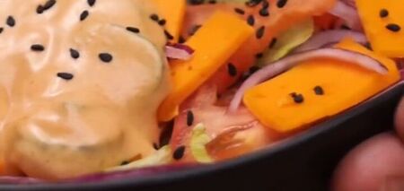 Замена обычному бургеру: оригинальный рецепт салата от Эктора