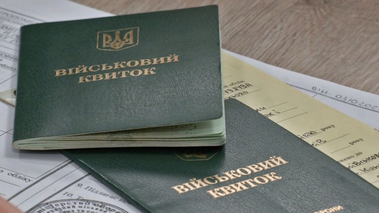 Иллюстративное фото, броня, военный билет, мобилизация, документы.