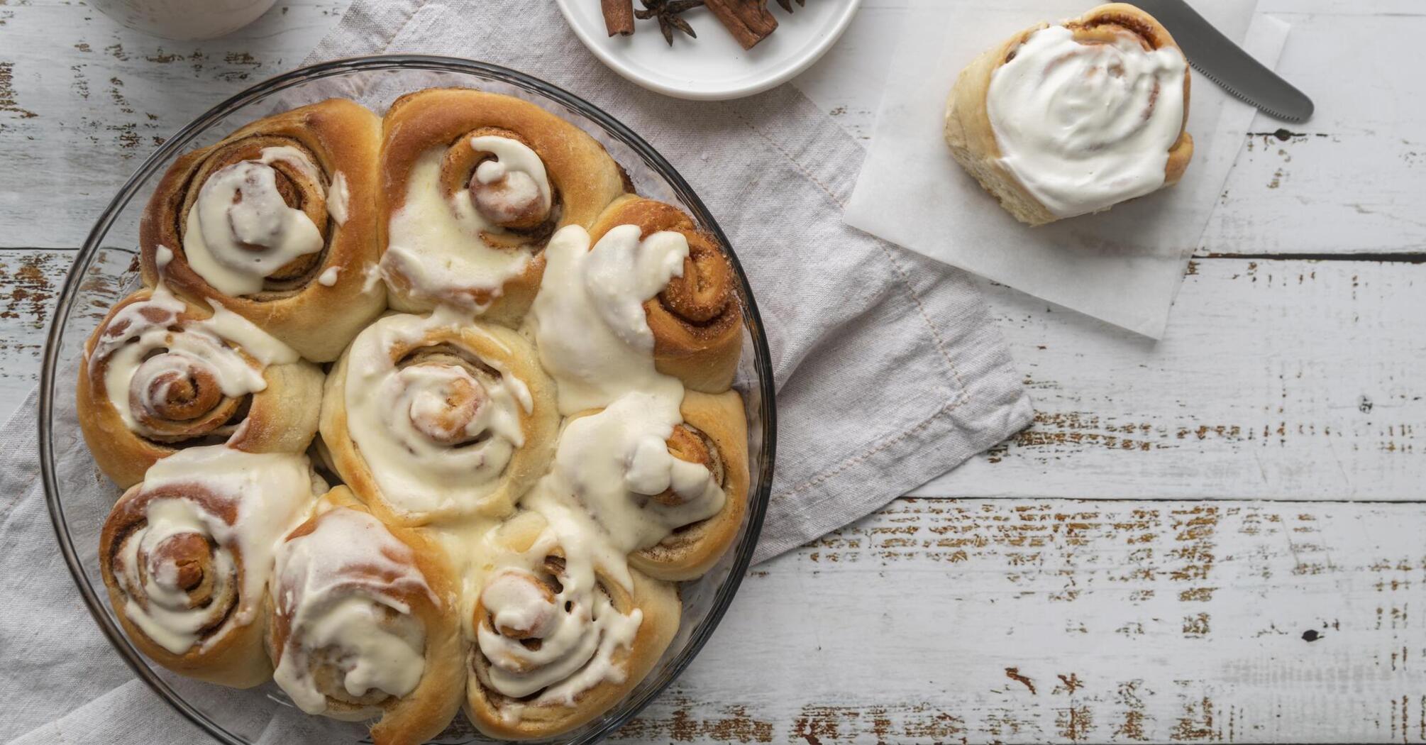 Appetizing cinnabons with apples: what to cook for a family tea party