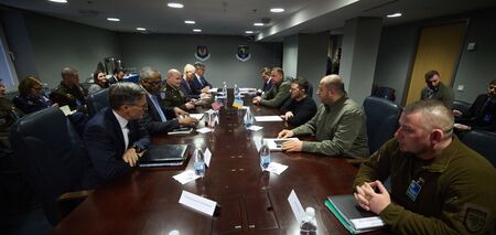 Wzmocnienie obrony powietrznej i sytuacja na polu bitwy: Zełenski omawia wsparcie dla Ukrainy z Austinem podczas spotkania w Ramstein