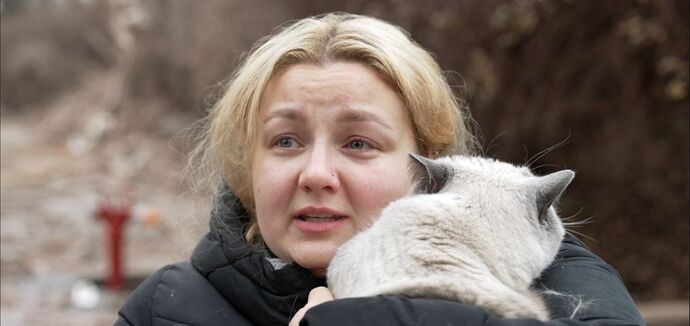 "Мы ее взяли, когда началась война": в Тернополе в разрушенном российским ударом доме спасли кошку. Фото и видео