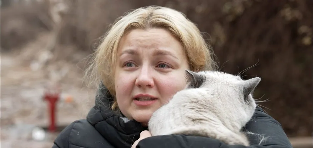 "Ми її взяли, коли почалася війна": у Тернополі в зруйнованому російським ударом будинку врятували кішку. Фото і відео