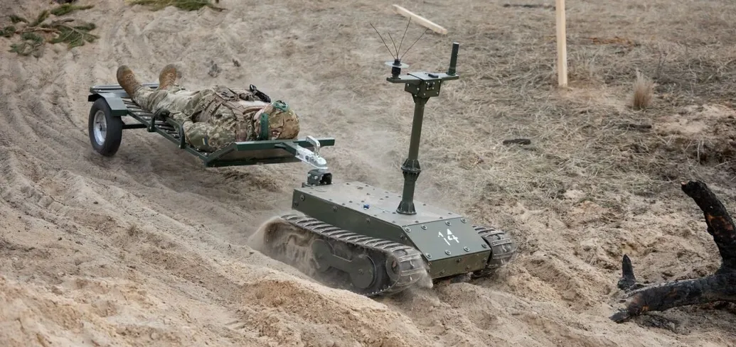 Розігнався до 73 км/год: евакуаційний робот зумів утікти від російського FPV-дрона. Відео