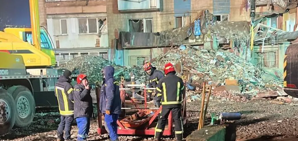 Кількість жертв удару РФ по Тернополю зросла: рятувальники деблокували з-під завалів тіло жінки