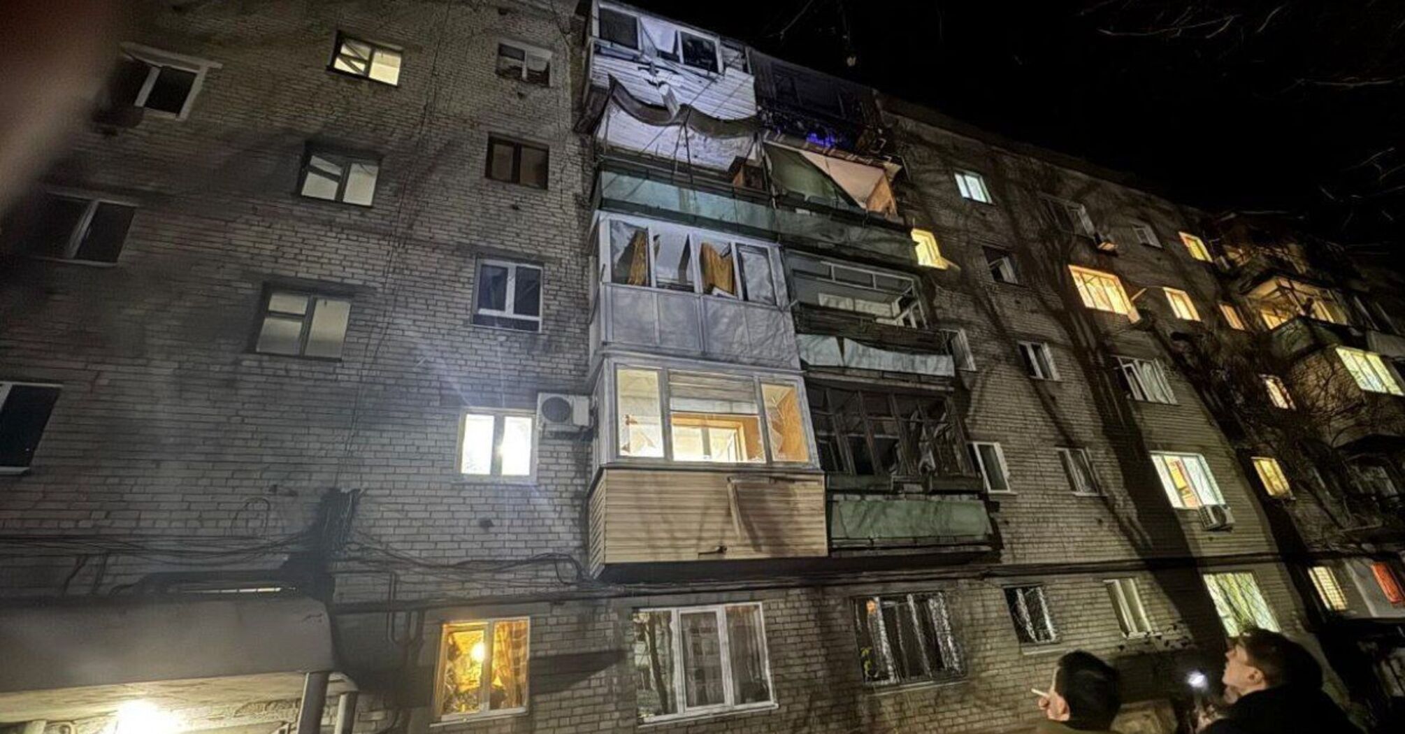 В Днепре оккупанты ночью ударили по многоэтажке: в пожаре пострадали 14 человек. Фото