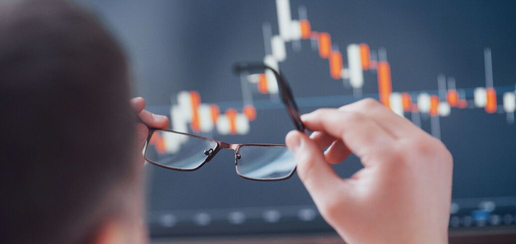 Иллюстрация - трейдер наблюдает котировки акций