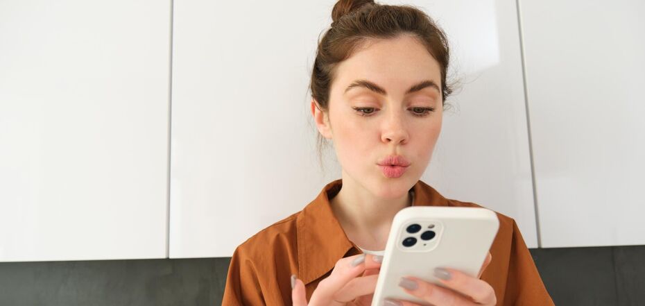 Иллюстрация - женщина отправляет СМС