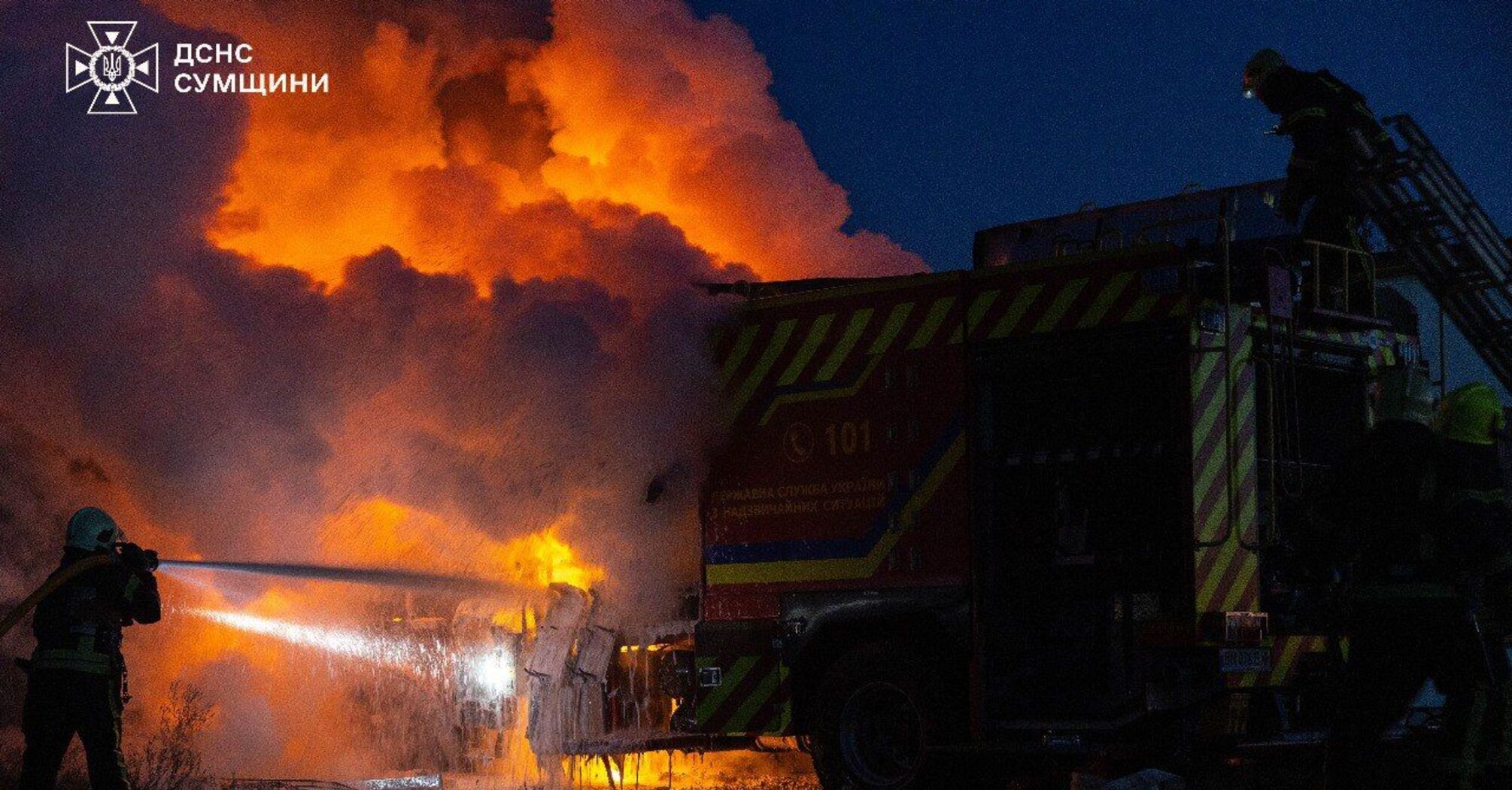 В Сумах враг сознательно атаковал спасателей: уничтожен пожарный автомобиль. Фото