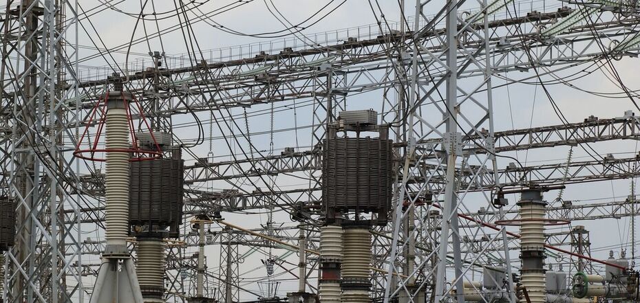 Линии электропередачи и провода как иллюстрация к отключениям электроэнергии