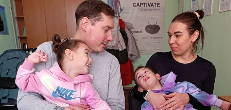 4-летние сестры-близняшки с Черниговщины получили слуховые аппараты от Фонда Рината Ахметова
