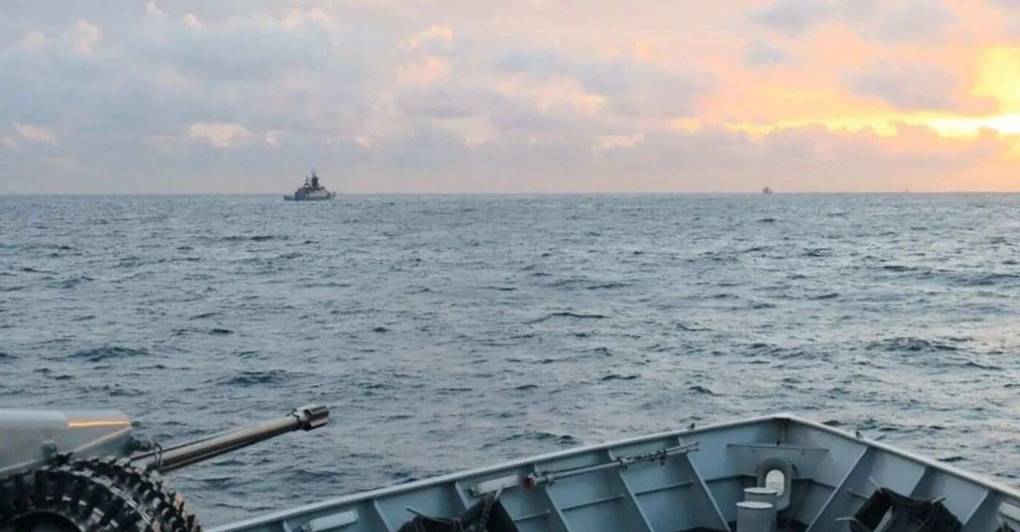Британські ВМС перехопили два російських кораблі у Ла-Манші: з'явились подробиці