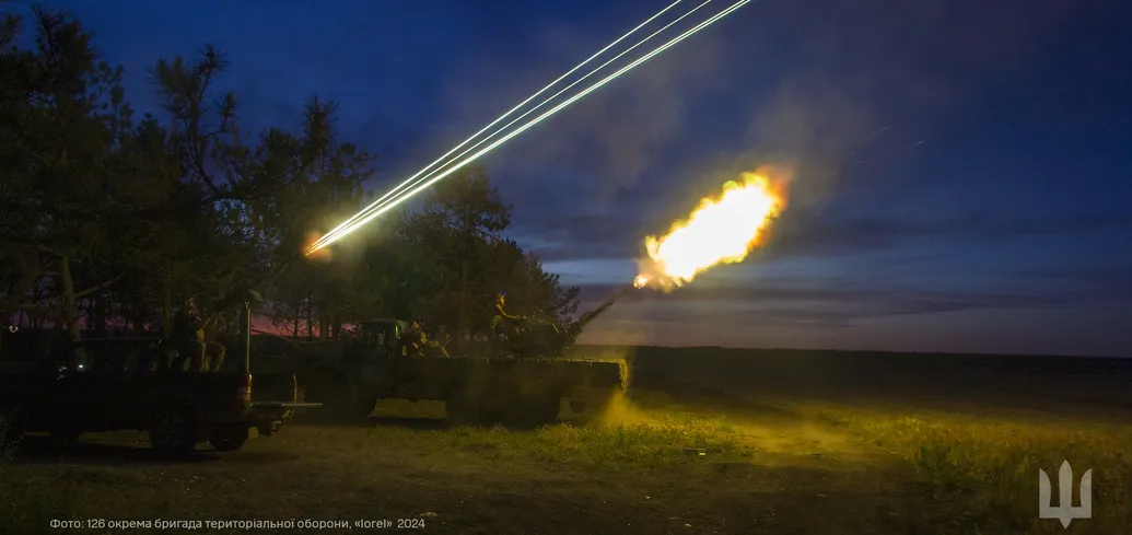 Ворог масовано вдарив по Києву: відбулися пожежі в багатоповерхівках, є поранені