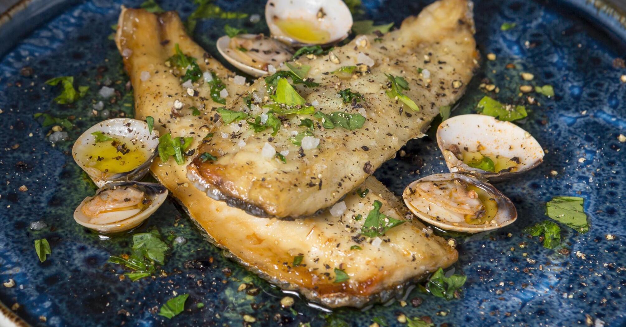 Baked mackerel: how to prepare a healthy dish easily and on a budget