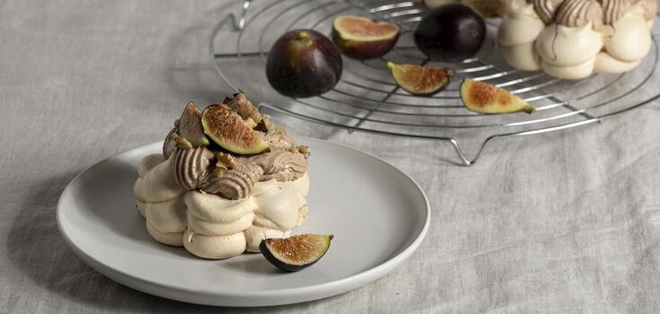 Airy flower-shaped mini meringue cakes: how to prepare a delicious and beautiful dessert