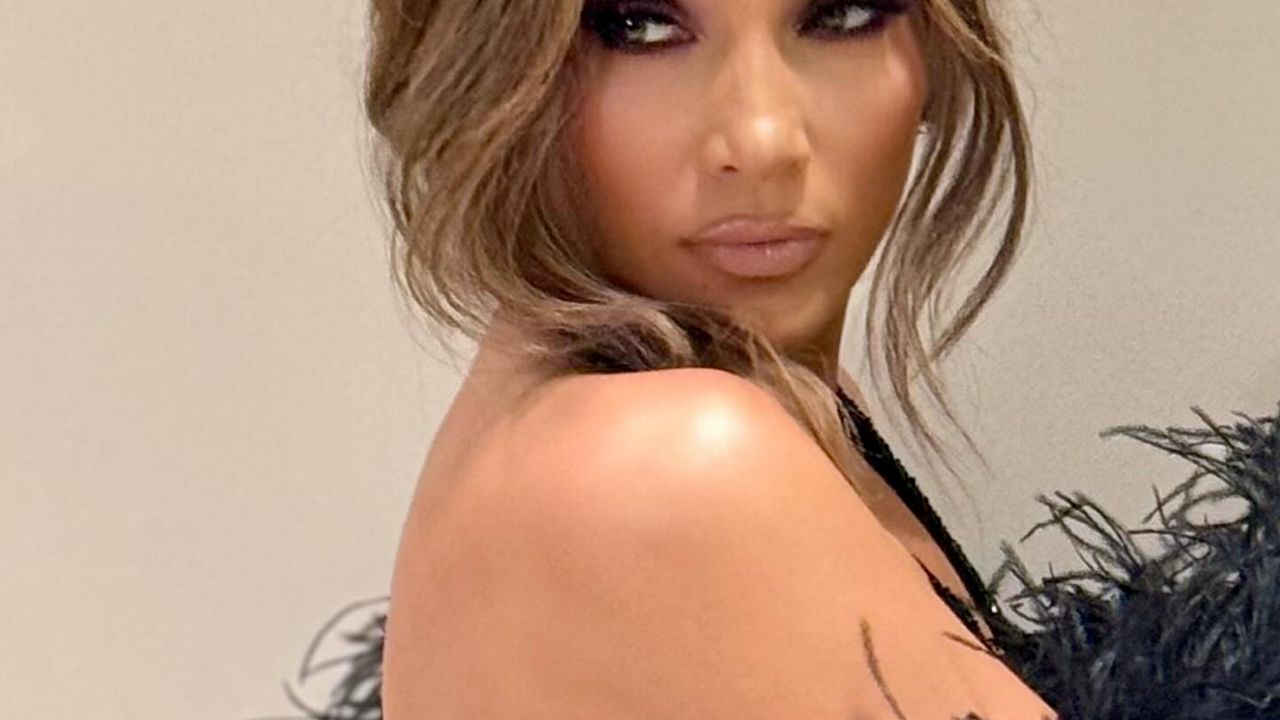 Odważne posunięcie: Jennifer Lopez prezentuje modny błyszczący manicure