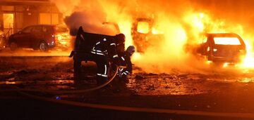 W Sumach "Shahed" uderzył w parking w pobliżu domu: wiele samochodów zostało uszkodzonych, a okna wybite. Zdjęcia i filmy