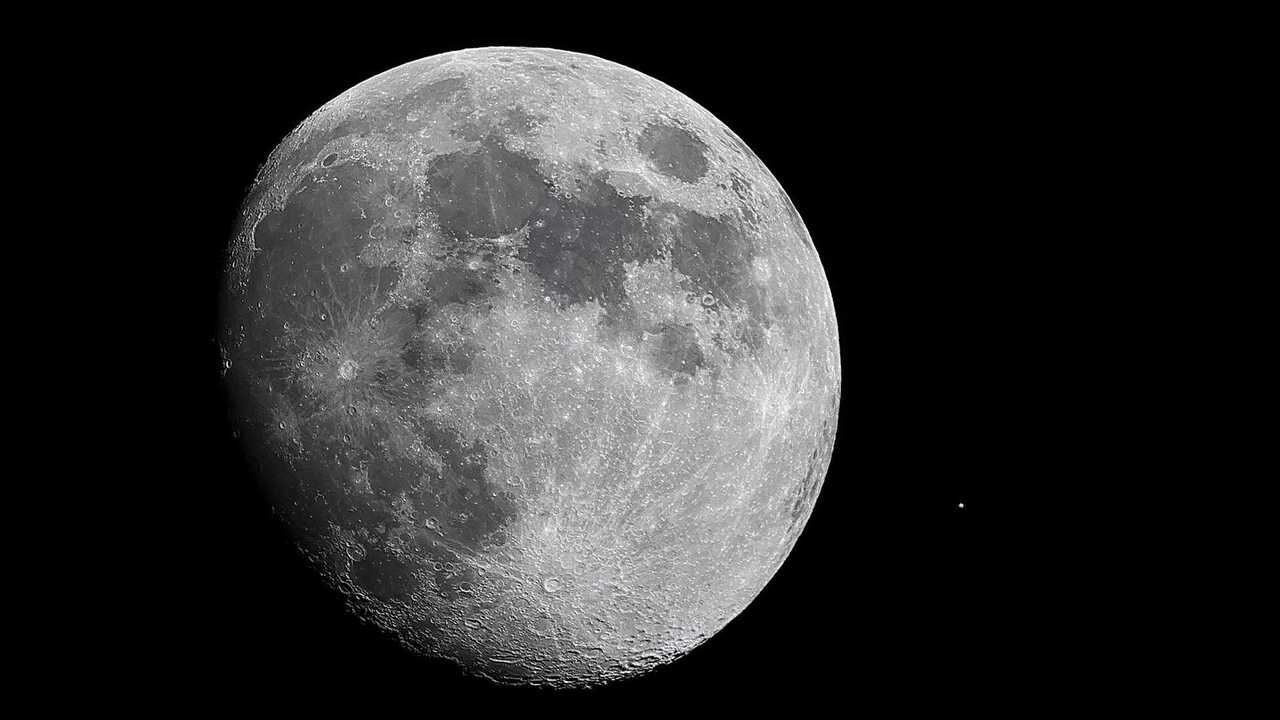 The Moon and Mars had a "date" in the night sky. Photos and video