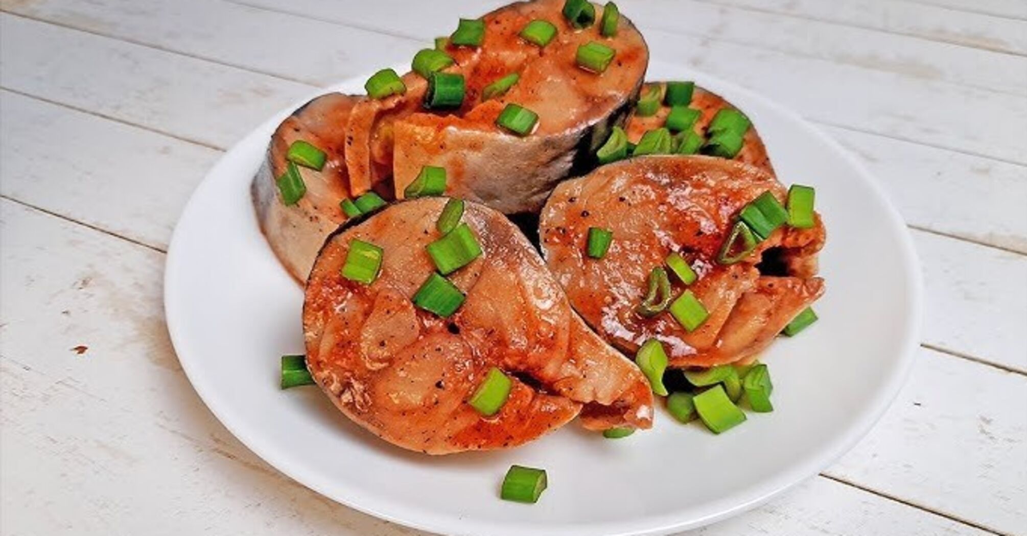 Lightly salted mackerel with ketchup and onions: how to cook a delicious appetizer