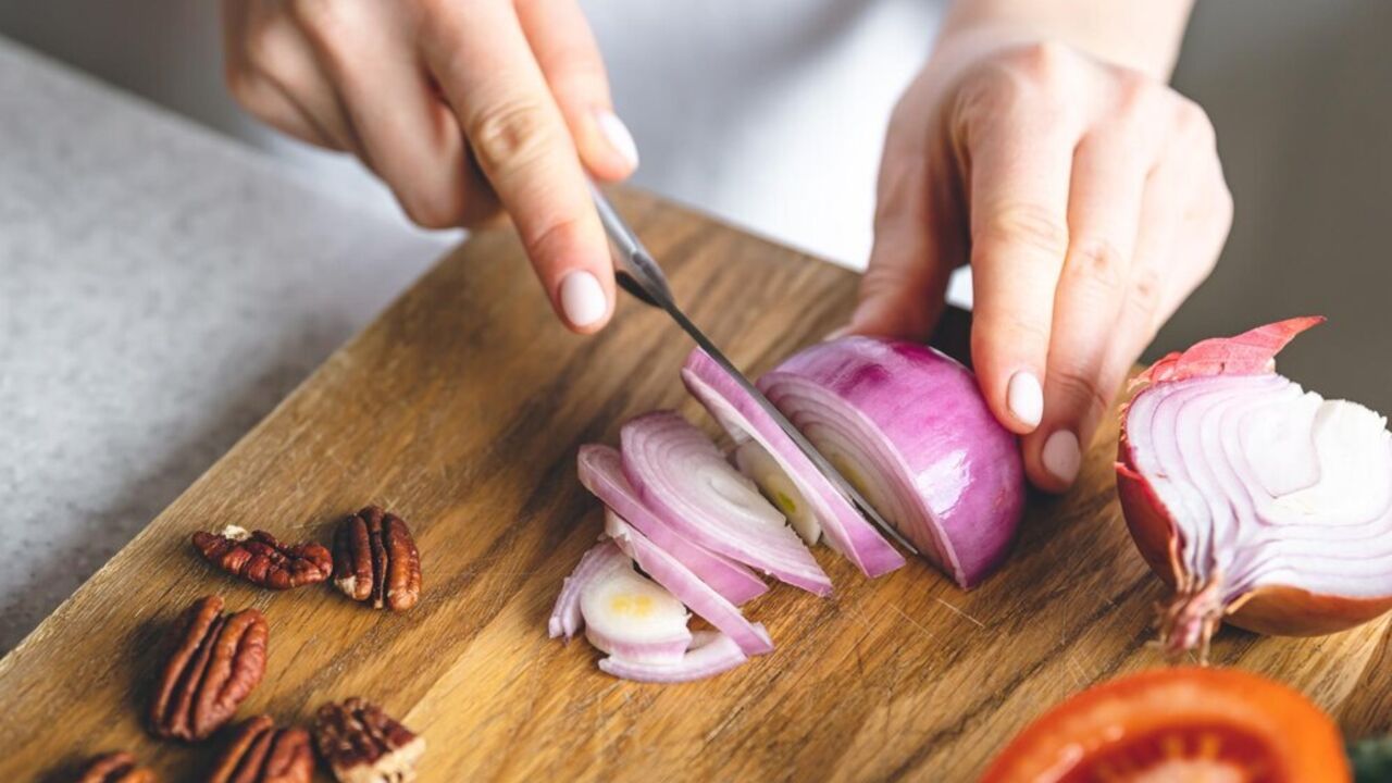 How to chop onions and not cry: an elementary life hack that will suit everyone