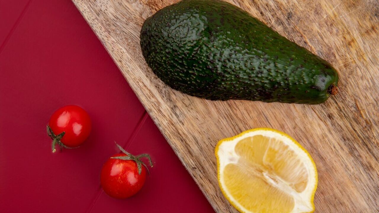 How to keep avocados fresh after cutting: the best way
