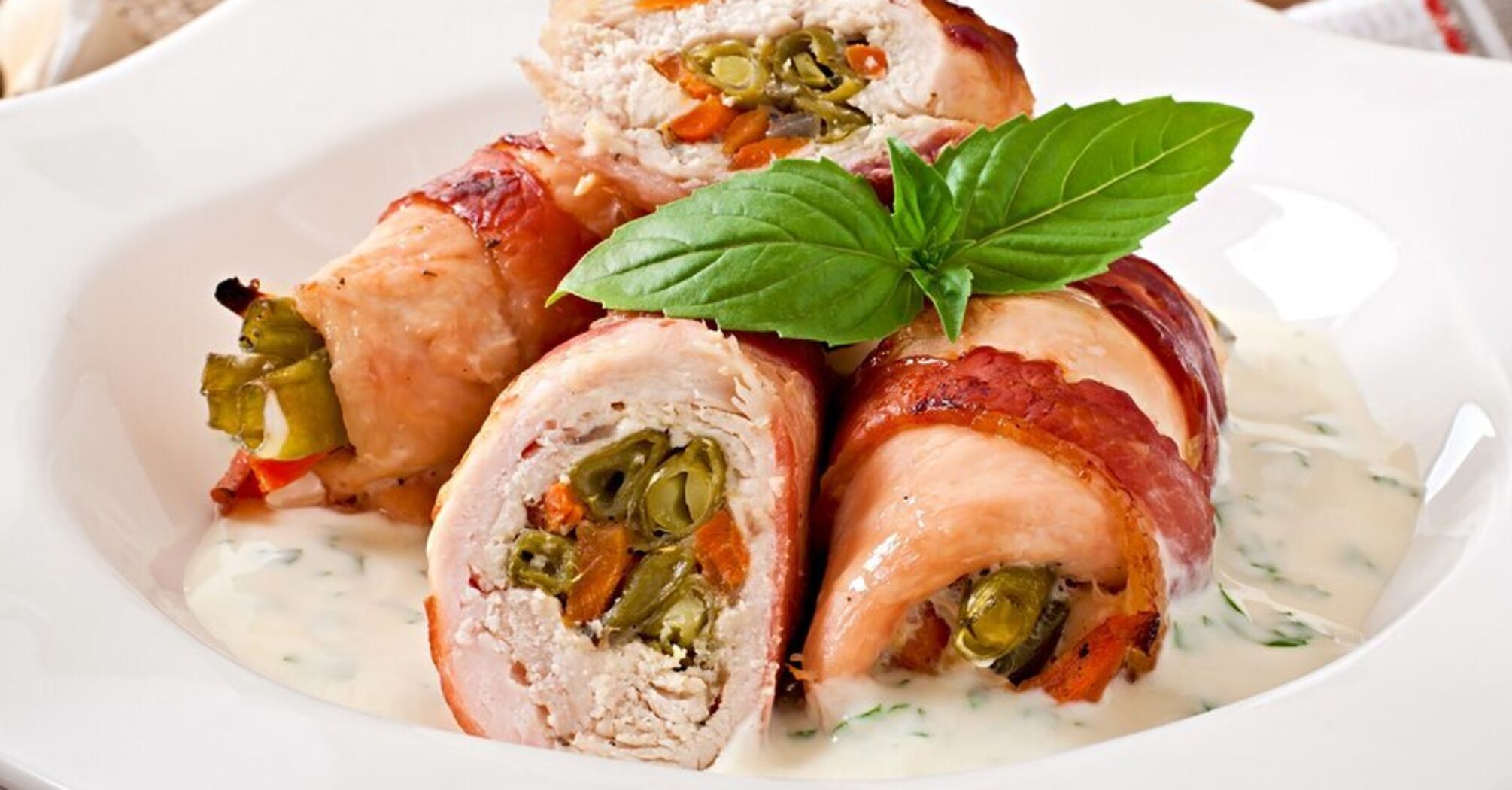 Meat rolls in cream sauce for lunch: how to prepare classic Ukrainian kruchenyky in a new way