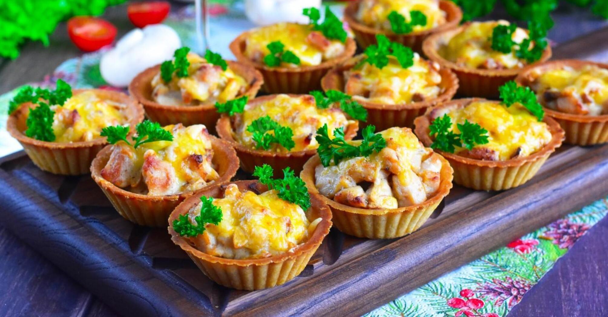 Quick tartlets with chicken and mushrooms: how to prepare a win-win appetizer for any occasion