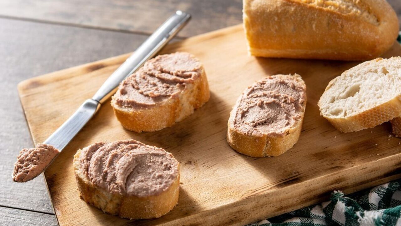 What to use to make a delicious and gourmet bread spread: a 5 minute appetizer recipe
