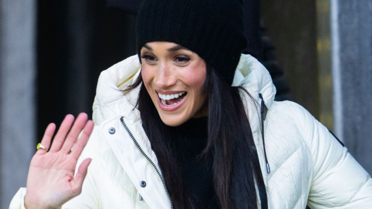 Idealny zimowy look: Meghan Markle prezentuje stylową kurtkę puchową