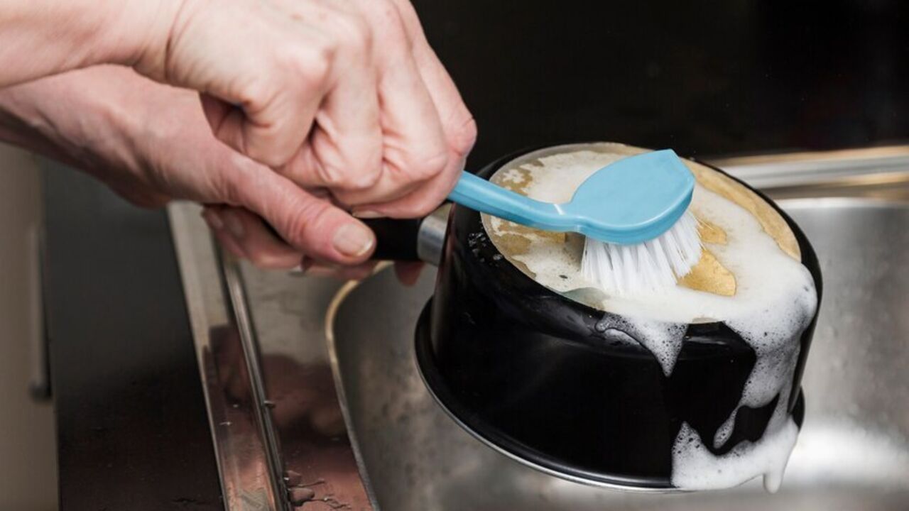 How to wash a non-stick frying pan: the material will not be damaged