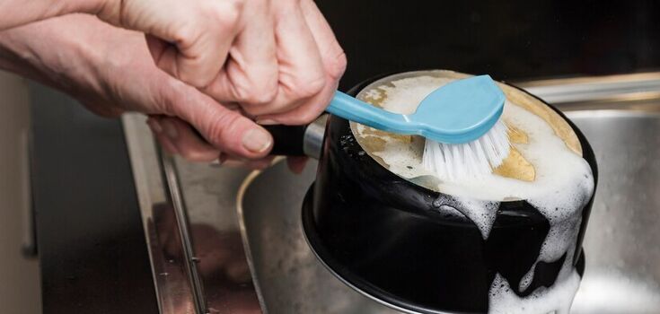 How to wash a non-stick frying pan: the material will not be damaged