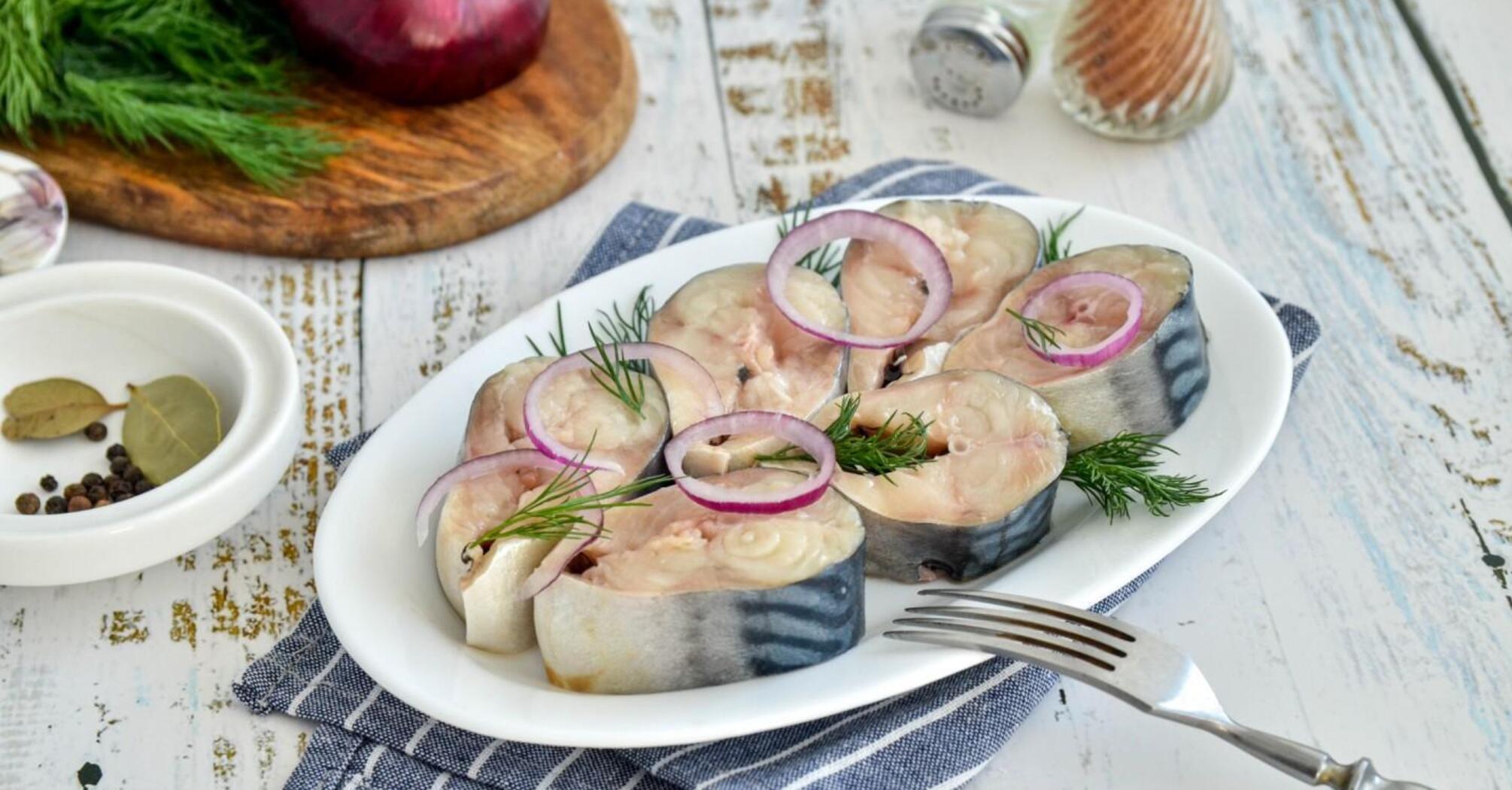Salt mackerel with garlic: how to prepare your favorite fish deliciously