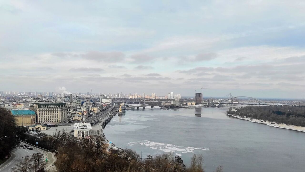 Wide Dnipro, old Podil, and a "parking lot" for steamers on Trukhaniv Island: a unique photo of Kyiv in the early 1900s