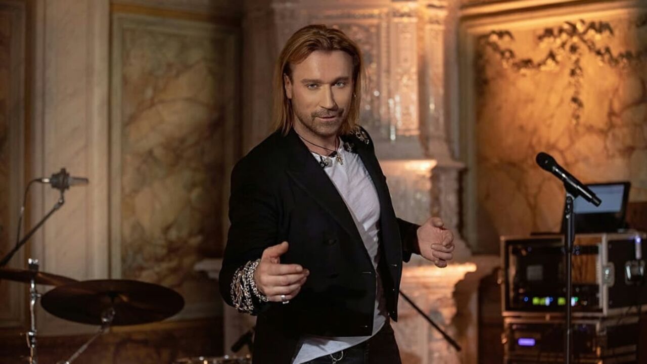 Famous Ukrainian singer Oleh Vynnyk performed Russian-language songs at a concert in Czech Republic. Video