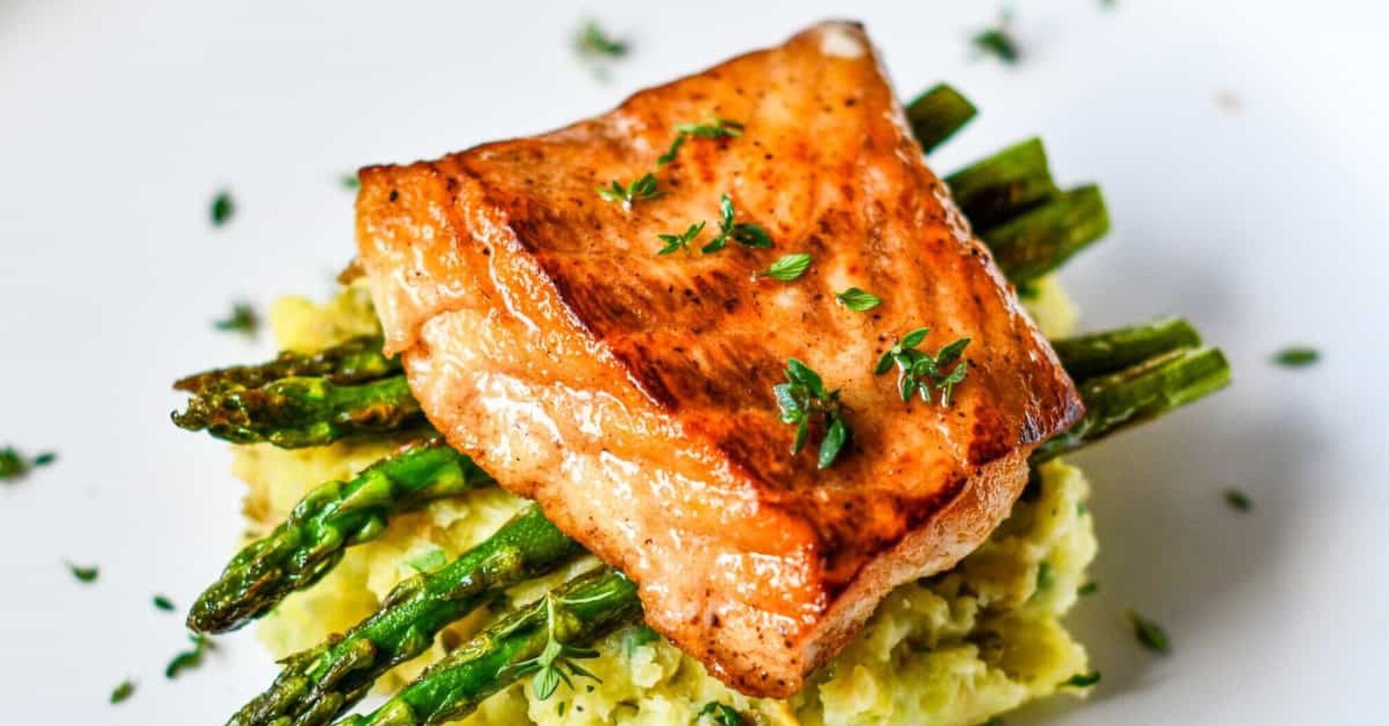 Baked salmon with potatoes: how to cook it properly to make it juicy and tasty