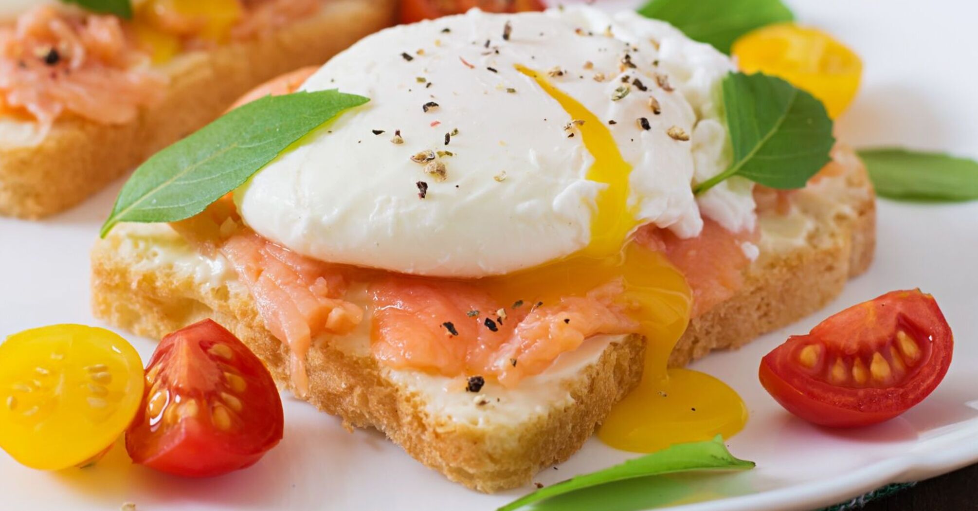 Perfect poached eggs: add this ingredient for a rich flavor