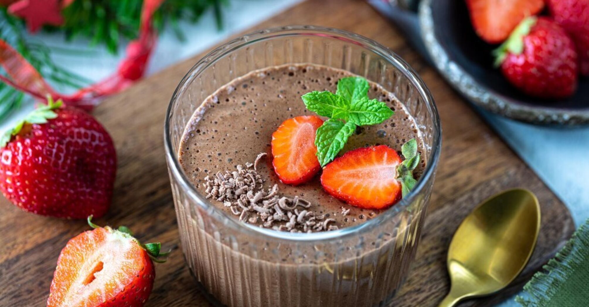 No need to bake: what simple and delicious dessert to prepare with chocolate and strawberries