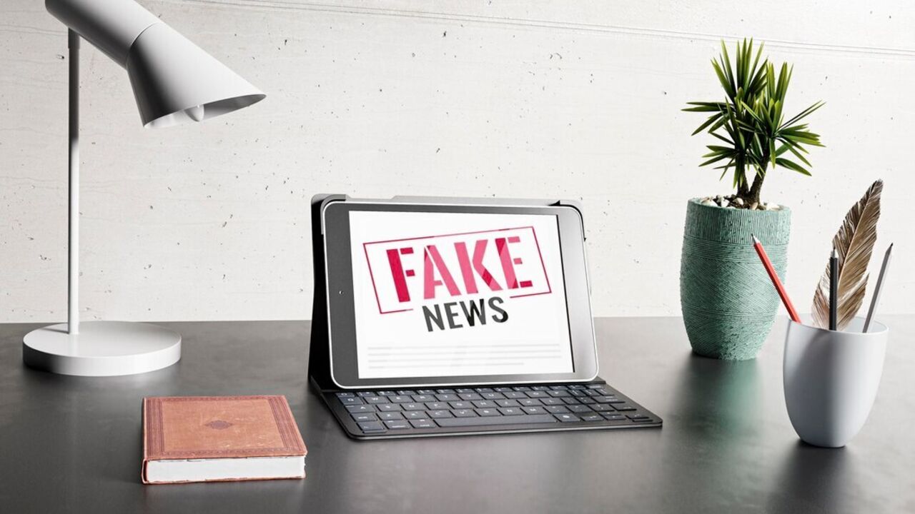 Uważaj na fałszywe wiadomości! Badanie pokazuje, dlaczego wysoko wykształceni ludzie padają ofiarą dezinformacji