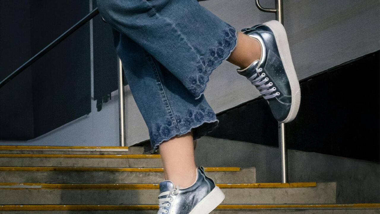 Sneakersy, które były anty-trendem, są masowo wyprzedawane w 2025 roku: jak wyglądają