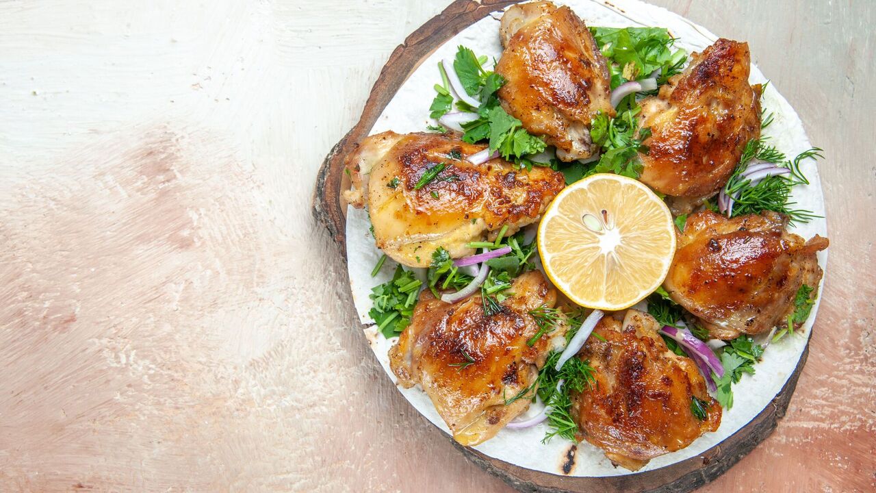 How to cook chicken for a festive table in an unusual way: the secret is in the sauce