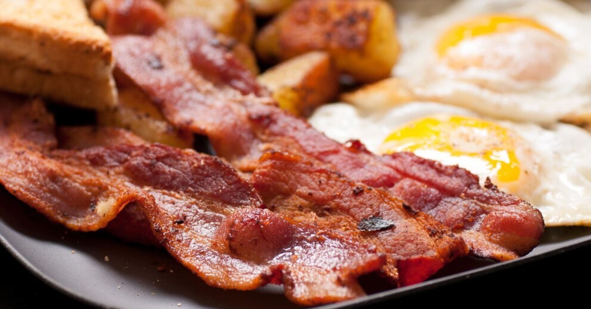 How to cook delicious and crispy bacon without a frying pan: the perfect method